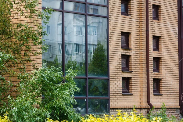 Große Fenster Vor Dem Haus — Stockfoto