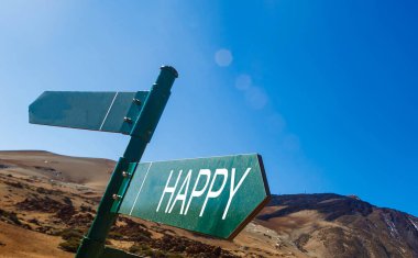 Kesişen yol tabelasında şu, şu, şu, mutlu yazıyor.