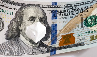  ABD 'de COVID-19 Coronavirus, yüz maskeli 100 dolarlık para. Coronavirus küresel borsayı etkiliyor