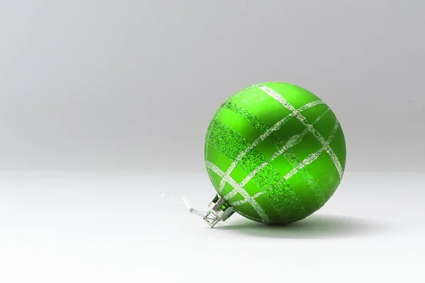 Singolo Albero Natale Verde Decorazione Sfera Isolato Sullo Sfondo Bianco — Foto Stock