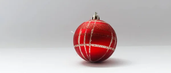 Única Decoração Bola Árvore Natal Vermelho Isolado Sobre Fundo Branco — Fotografia de Stock