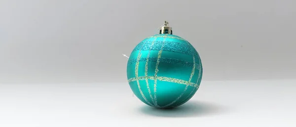 Decoración Bola Árbol Navidad Azul Único Aislado Sobre Fondo Blanco — Foto de Stock