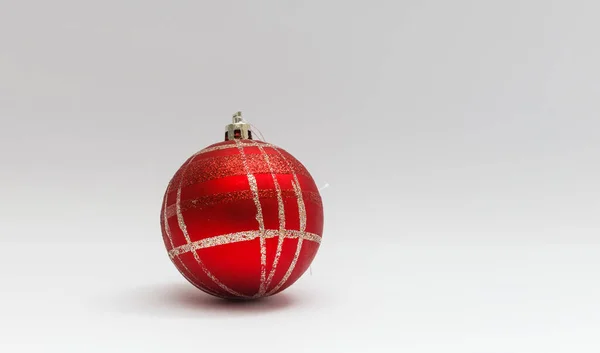 Única Decoração Bola Árvore Natal Vermelho Isolado Sobre Fundo Branco — Fotografia de Stock