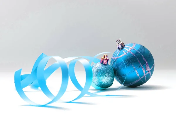 Kerstbal Decoratie Bal Met Lint Boog Geïsoleerd Witte Achtergrond — Stockfoto