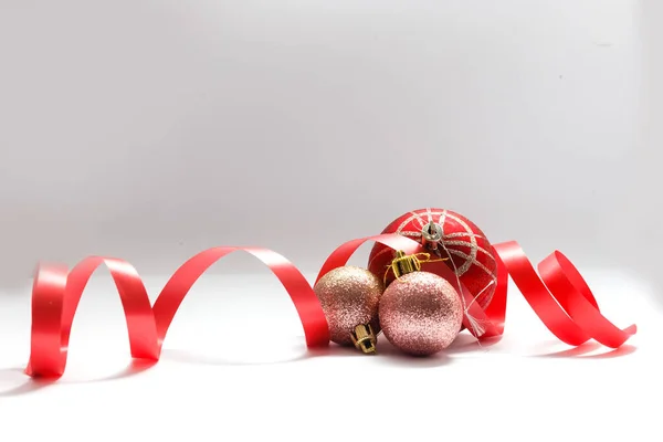 Bola Decoração Natal Com Fita Arco Isolado Fundo Branco — Fotografia de Stock