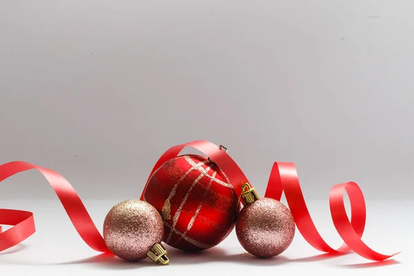 Bola Decoração Natal Com Fita Arco Isolado Fundo Branco — Fotografia de Stock