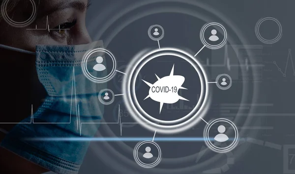 虚拟的Covid示例 持有抗病毒药物 抗Covid 19病毒或Coronavirus的抗病毒药物和现代虚拟屏幕界面图标的医生 — 图库照片