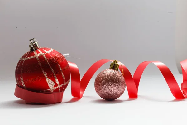 Bola Decoração Natal Com Fita Arco Isolado Fundo Branco — Fotografia de Stock