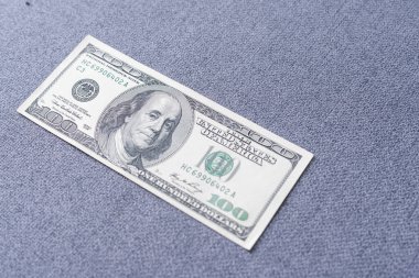  ABD 'de COVID-19 Coronavirus, yüz maskeli 100 dolarlık para. Coronavirus küresel borsayı etkiliyor