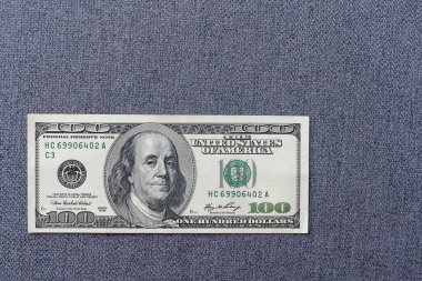  ABD 'de COVID-19 Coronavirus, yüz maskeli 100 dolarlık para. Coronavirus küresel borsayı etkiliyor