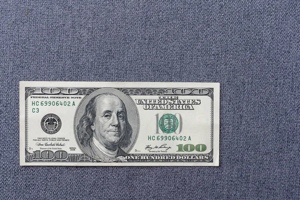  ABD 'de COVID-19 Coronavirus, yüz maskeli 100 dolarlık para. Coronavirus küresel borsayı etkiliyor