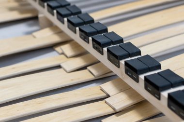 Tahta döşemeler, sökülmüş yatak.