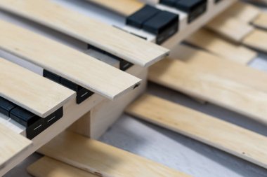 Yatakta kırık tahta ya da lamella. Mobilya tamiri gerekiyor.