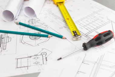 Mimari proje, planlar, plan ruloları, cetvel ve kalem. İnşaat arkaplanı.