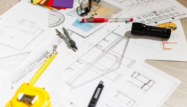 Masada çizimler olan araçlar ve kağıtlar