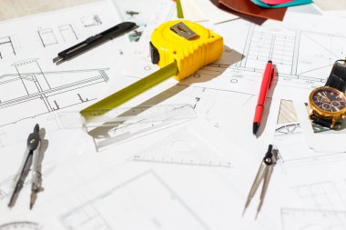 Mimari tasarım tasarımı çizim planları çiziyor ve mimari yapım modelini mimarlık stüdyosunda düz bir şekilde tasarlıyor.