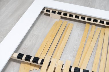 Tahta döşemeler, sökülmüş yatak.