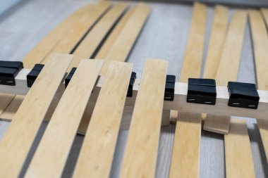 Yatakta kırık tahta ya da lamella. Mobilya tamiri gerekiyor.