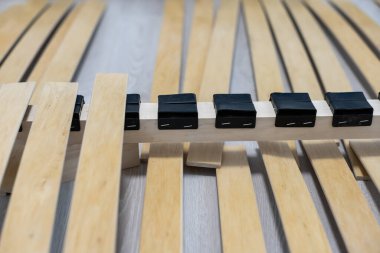 Tahta döşemeler, sökülmüş yatak.