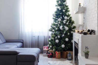 Modern oturma odasında Noel ağacı sıcak bir duygu