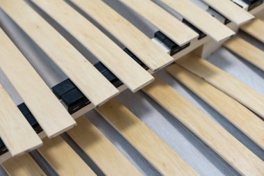 Yatakta kırık tahta ya da lamella. Mobilya tamiri gerekiyor.