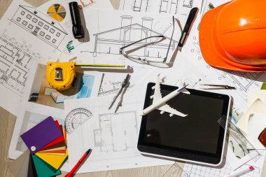 Masada çizimler olan araçlar ve kağıtlar