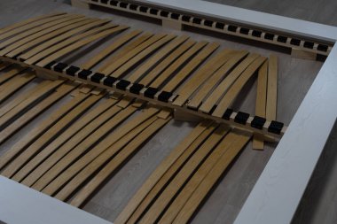 Ahşap lamella yataklarını kapatın.