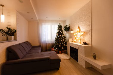 Modern oturma odasında Noel ağacı sıcak bir duygu