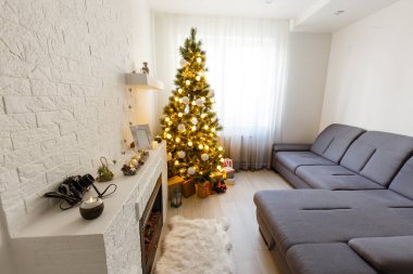 Noel manzarası, apartmanda Noel ağacı.