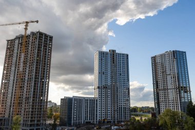 Gökyüzü arka planında vinçleri olan inşaat alanı