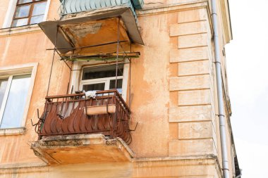 Eski evin ve huş ağacının eski balkonu balkonda yetişiyor.