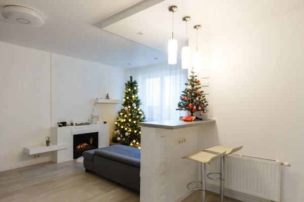 Weihnachtsbaum in modernem Wohnzimmer — Stockfoto