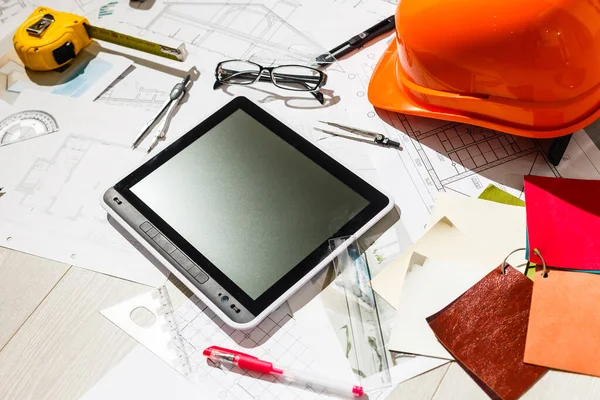 Computer Tablet met Master Badkamer Design Over House Plannen, Potlood en Kompas — Stockfoto