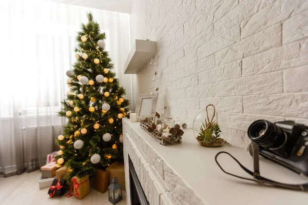 Karácsonyfa a modern nappaliban meleg érzés — Stock Fotó