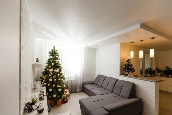 Weihnachtspanorama, Weihnachtsbaum in der Wohnung — Stockfoto