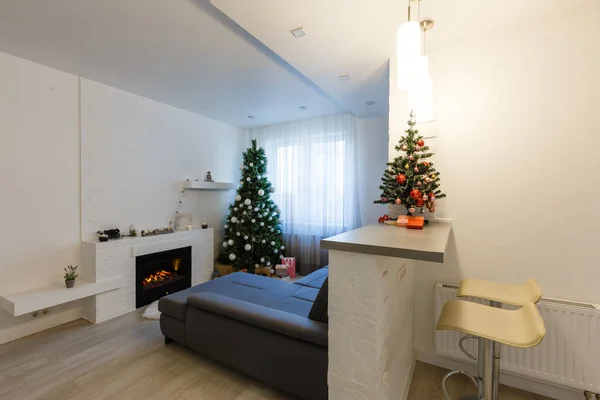 Árvore de Natal na sala de estar moderna sensação quente — Fotografia de Stock