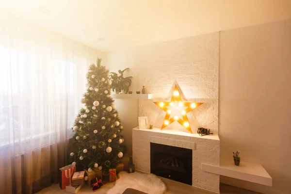Karácsonyfa a modern nappaliban meleg érzés — Stock Fotó