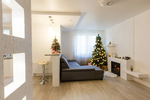 Noel manzarası, apartmanda Noel ağacı. — Stok fotoğraf