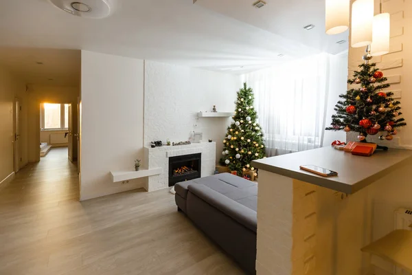 圣诞室内全景 圣诞树在公寓里 — 图库照片