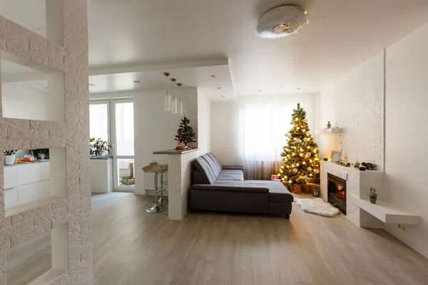 Noel manzarası, apartmanda Noel ağacı. — Stok fotoğraf