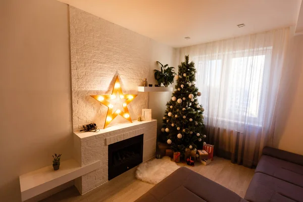 Karácsonyi belső panoráma, karácsonyfa a lakásban — Stock Fotó