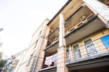 Eski evin ve huş ağacının eski balkonu balkonda yetişiyor.