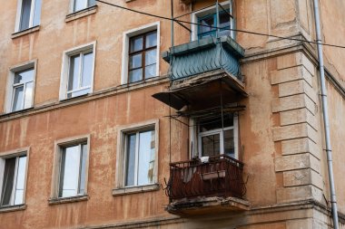 Eski evin ve huş ağacının eski balkonu balkonda yetişiyor.