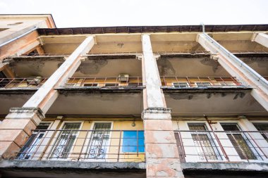 Eski evin ve huş ağacının eski balkonu balkonda yetişiyor.