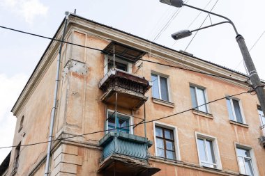 Eski evin ve huş ağacının eski balkonu balkonda yetişiyor.