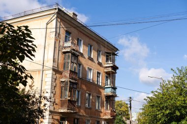 Eski evin ve huş ağacının eski balkonu balkonda yetişiyor.