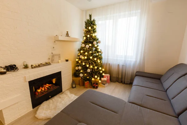 Modern Oturma Odasında Noel Ağacı Sıcak Bir Duygu — Stok fotoğraf