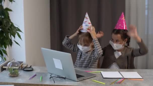 Счастливая Семья Двумя Малышами Празднующими День Рождения Через Интернет Время — стоковое видео