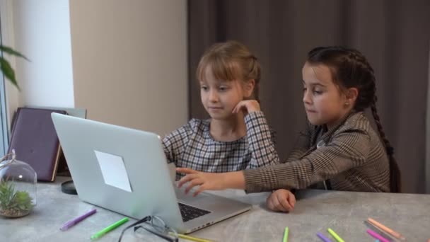 Ensino Distância Escola Meninas Laptop Vestindo Máscara Estudando Line Sentado — Vídeo de Stock