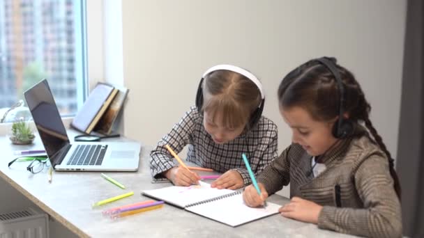 家庭教育概念 两个可爱的小女孩在笔记本电脑上学习做作业 — 图库视频影像